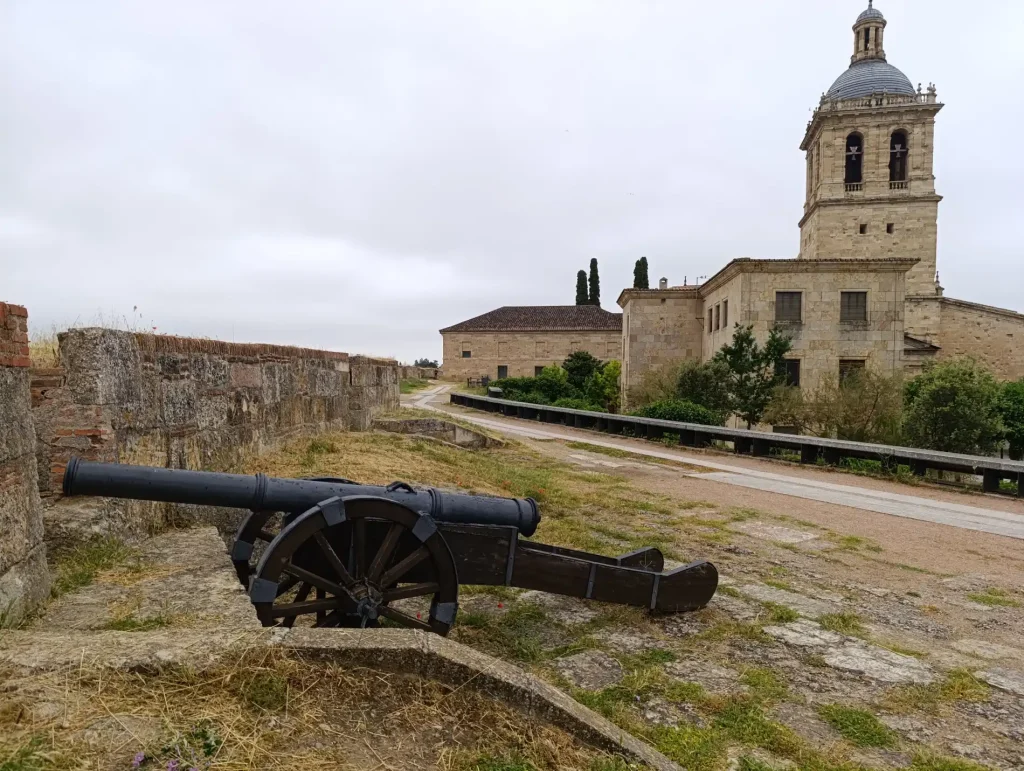 Canyon next to the wall.