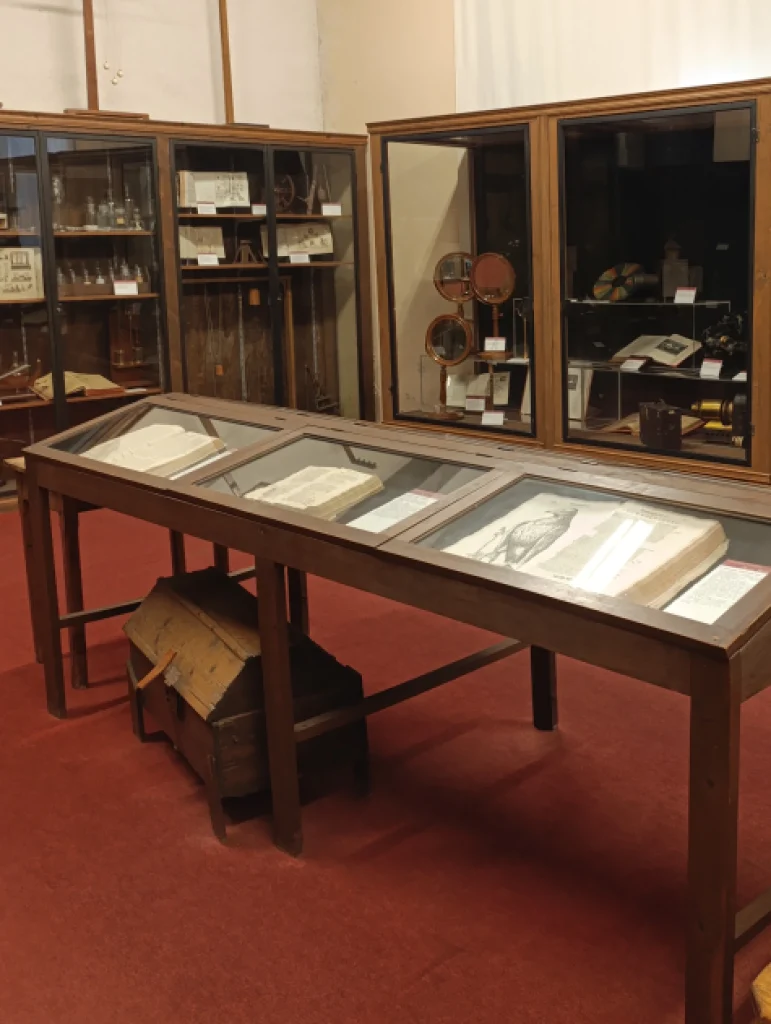 Display cases of the Aude Sapere exhibition