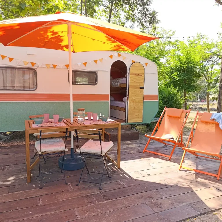 Zona exterior de la caravana vintage La Nómada.